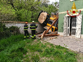 Atri, pala meccanica contro una casa: paura ma nessun ferito